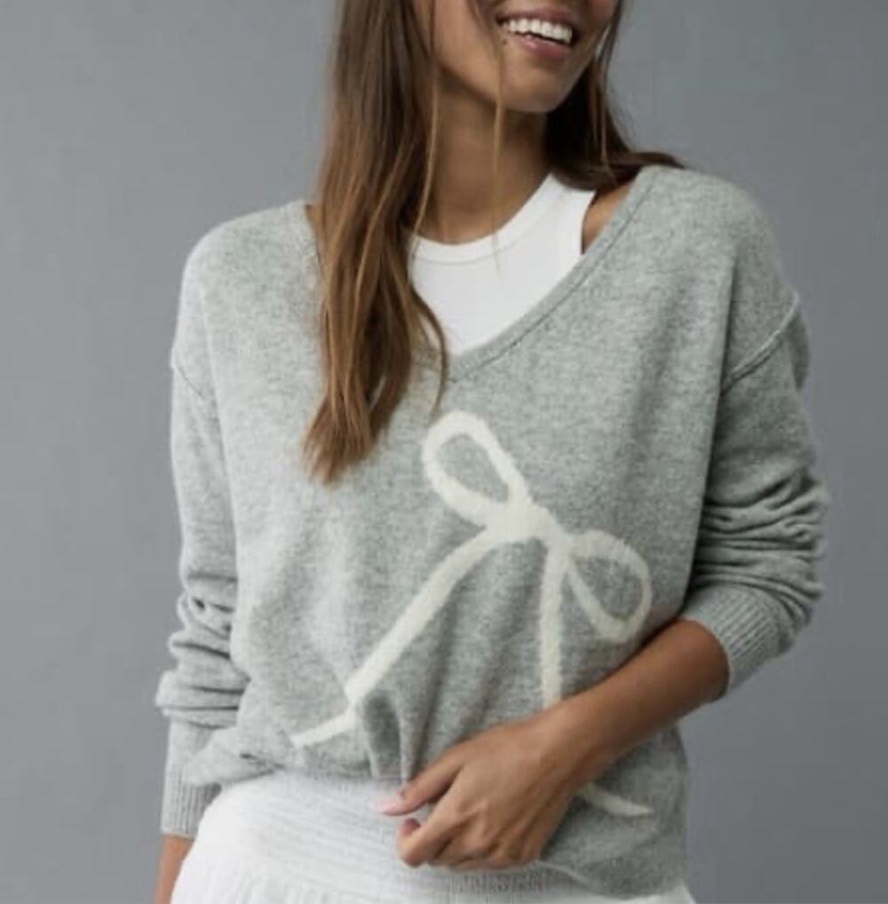 NWT American Eagle Women’s Whoa So Soft Bow Gray V-Neck Sweater Large